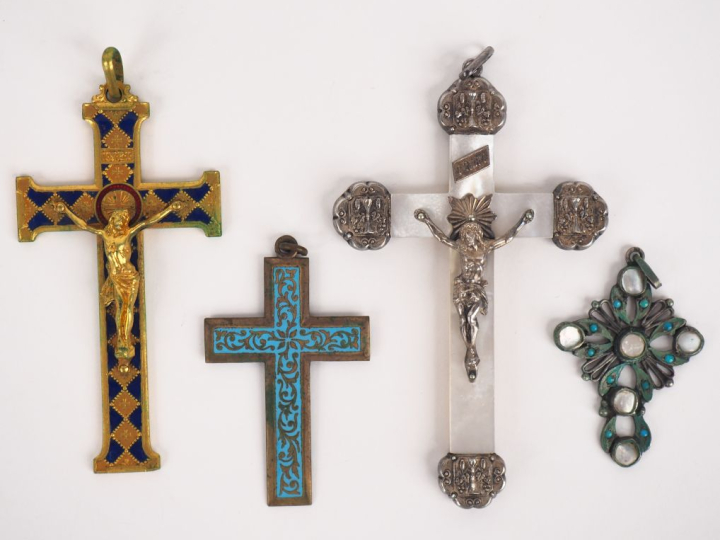 4 différentes croix en métal argenté,  nacre, micromosaïque, émail et 