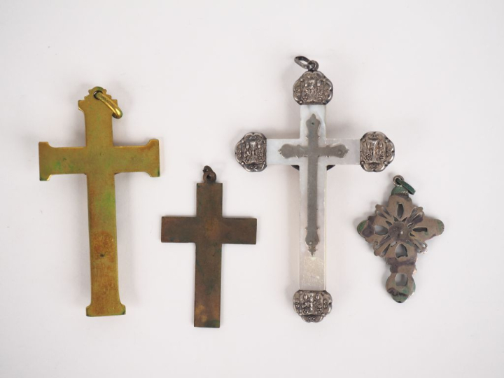 4 différentes croix en métal argenté,  nacre, micromosaïque, émail et 