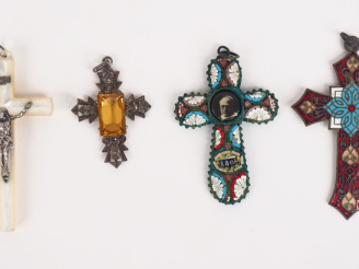 Vente aux enchères 4 différentes croix en métal argenté,  nacre, micromosaïque, émail et 