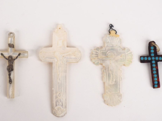 Vente aux enchères 4 différentes croix en métal argenté, nacre et émail.