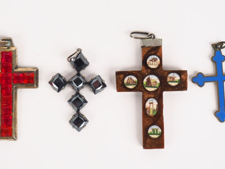 4 différentes croix en verroterie, métal et micromosaïque. H. de 3,5 à