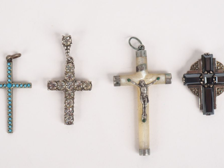 4 différentes croix en métal argenté, nacre, verroterie et émail. H. d