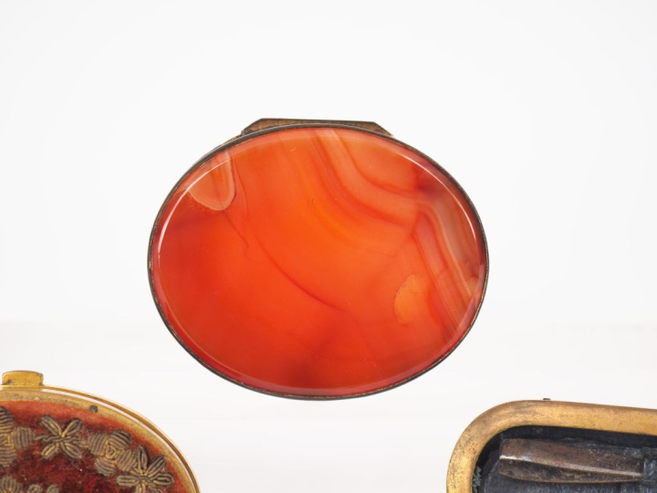 Boîte à pilules en agate et métal doré. Dim. 2 x 6,5 x 5 cm. (Choc). O