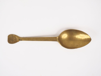 Vente aux enchères Cuillère XVIIème en laiton, poinçons du dinandier "R.G". L. 18 cm.