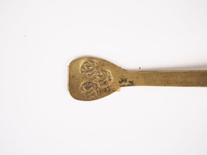 Cuillère XVIIème en laiton, poinçons du dinandier "R.G". L. 18 cm.