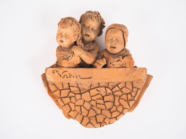 VERDIER. "3 jeunes enfants". Sujet en terre cuite originale. Signé. Di
