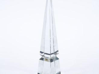 Vente aux enchères BACCARAT. Obélisque en cristal. Signé. H. 25 cm.