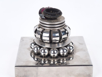 Vente aux enchères Edgar BRANDT. Base de vase Art Déco en métal chromé à décor de motifs 