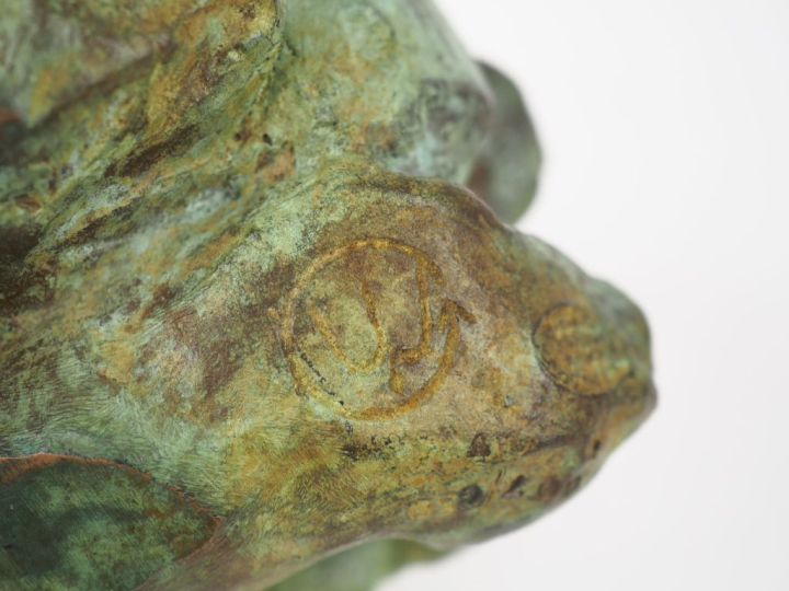 Anita TULLIO. "Sphère". Sujet en bronze double patine, monogrammé. H. 
