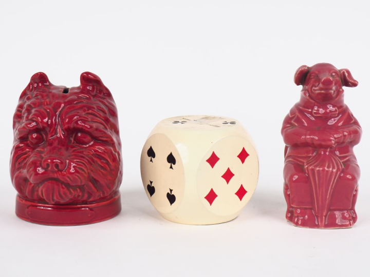 3 différentes tirelires en céramique et bois en forme de chien, de coc