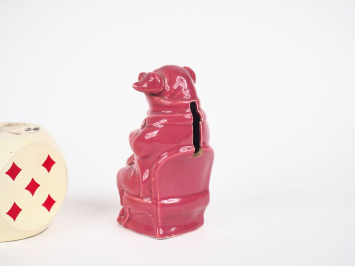3 différentes tirelires en céramique et bois en forme de chien, de coc