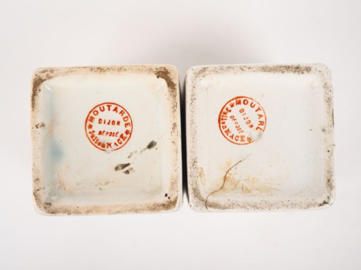 2 pots à moutarde de Dijon en porcelaine polychrome à décor de cartes 