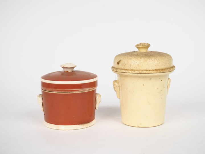 SARREGUEMINES. Pot à épices en faïence à décor de mascarons. Dim. 9,5 