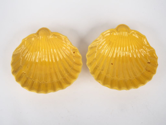 Vente aux enchères Paire de vides-poches XXème  en céramique jaune en forme de coquilles.