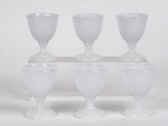 Vente aux enchères 6 coquetiers en opaline blanche. H. 6,5 cm.