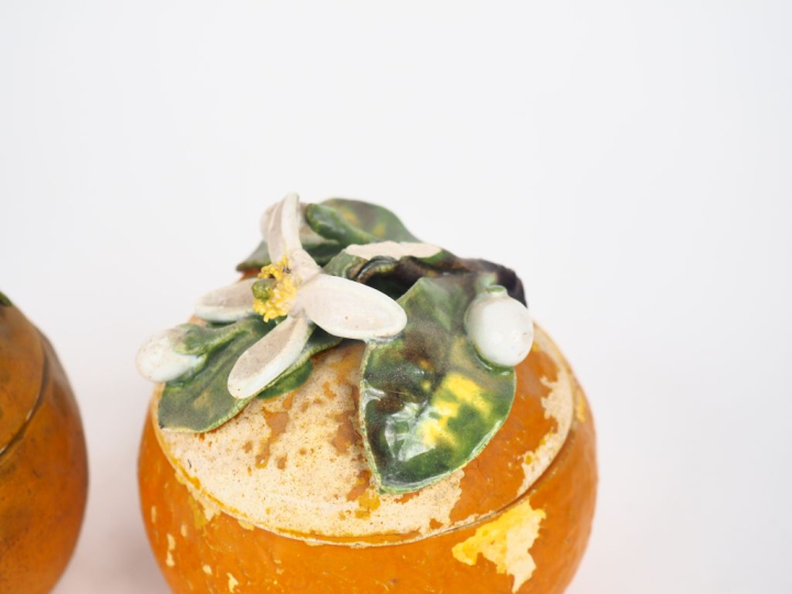 Suite de 4 pots à confiture en céramique polychrome en forme d'orange 