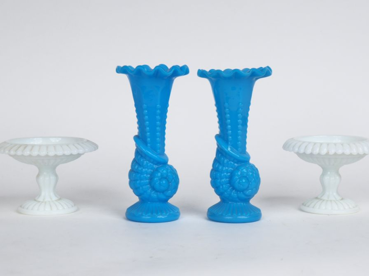 Paire de vases cornet Napoléon III en opaline bleue à décor de coquill