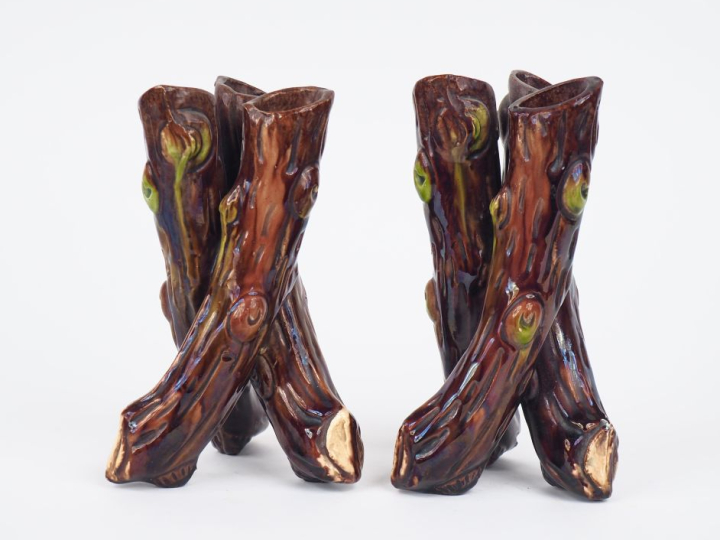 Paire de vases 1900 en barbotine polychrome figurant des branches d'ar