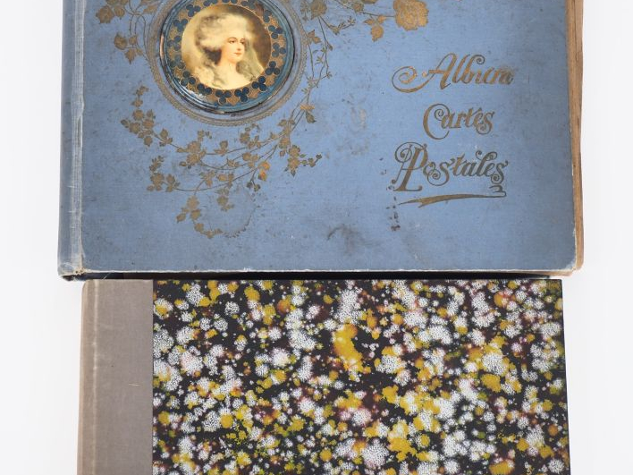 2 différents albums photos contenant des photographies en noir et blan