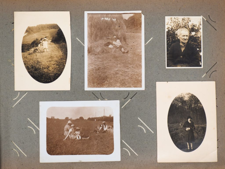 2 différents albums photos contenant des photographies en noir et blan