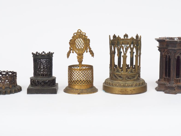 5 différentes montures de photophores ou vases en bronze ou laiton de 