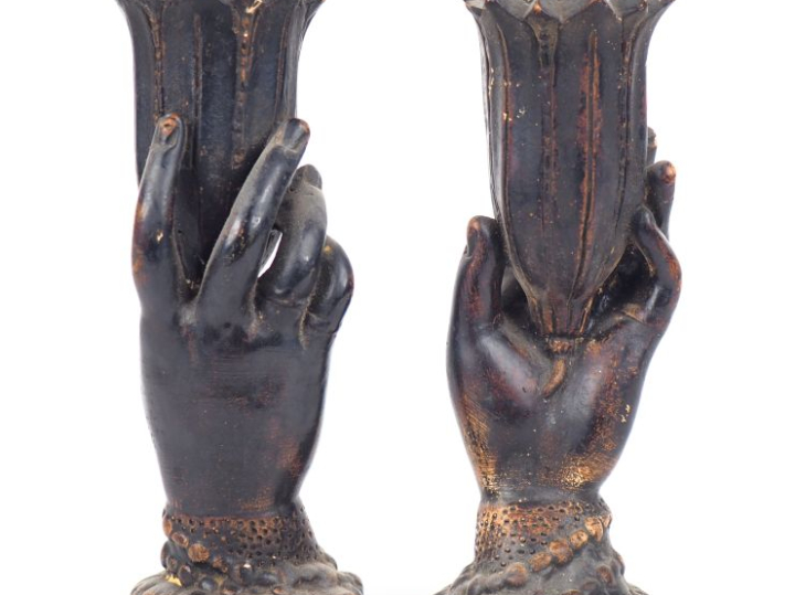 Paire de vases fin XIXème début XXème en plâtre patiné brun en forme d