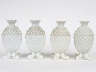 Vente aux enchères 4 pots couverts en opaline blanche en forme d'ananas. H. 18 cm.