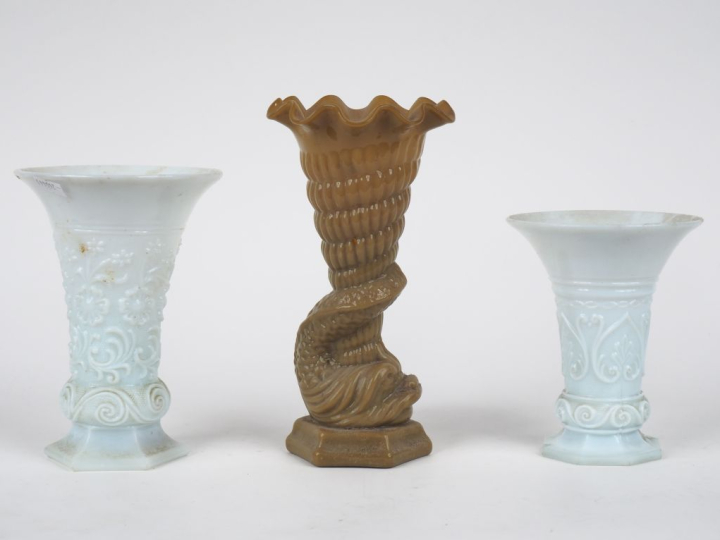 3 différents vases 1900 en opaline blanche et brune. H. de 15 à 22 cm.