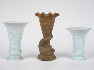 Vente aux enchères 3 différents vases 1900 en opaline blanche et brune. H. de 15 à 22 cm.