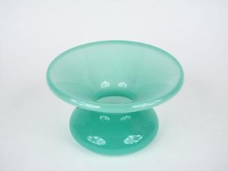 Vente aux enchères Crachoir en opaline verte. Dim. 12,5 x 22 cm.