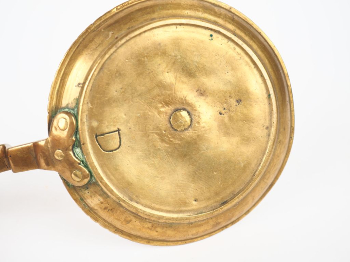 Passe-couloir XVIIème en bronze. Marqué "D" sous la base. Dim. 5,5 x 2