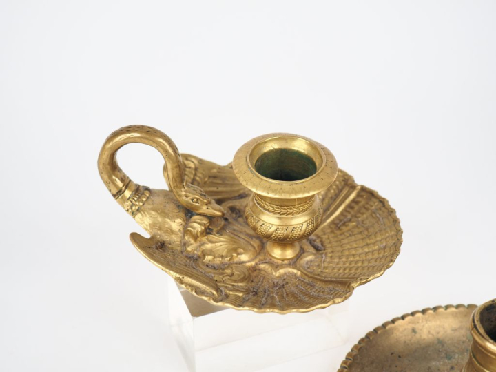 Passe-couloir XVIIème en bronze. Marqué "D" sous la base. Dim. 5,5 x 2