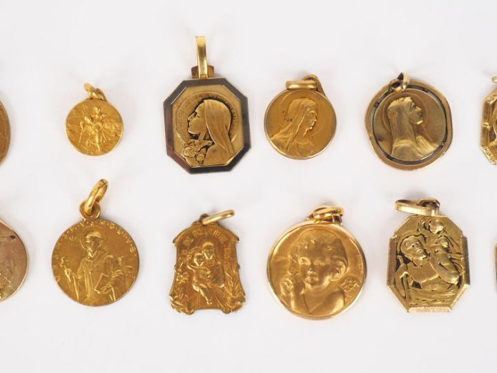 12 différentes médailles religieuses en métal doré ou plaqué.