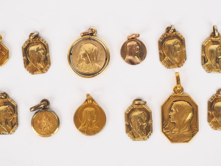 12 différentes médailles religieuses en métal doré ou plaqué.