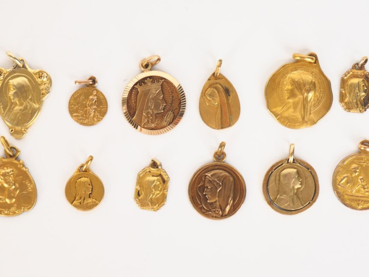 12 différentes médailles religieuses en métal doré ou plaqué.