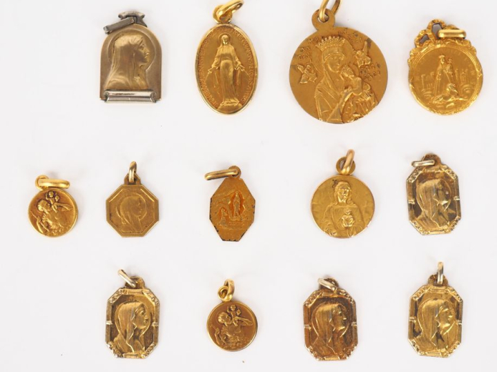 13 différentes médailles religieuses en métal doré ou plaqué.