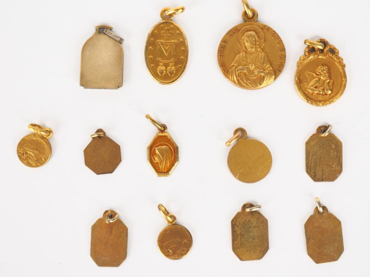 13 différentes médailles religieuses en métal doré ou plaqué.