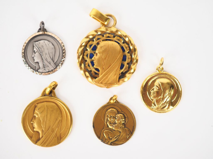 5 différentes médailles religieuse à l'effigie de la Sainte Vierge Mar