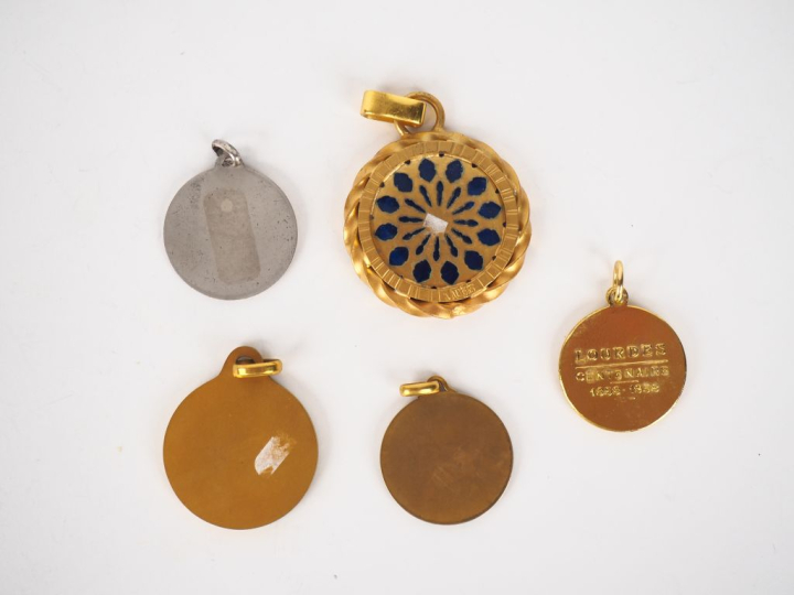 5 différentes médailles religieuse à l'effigie de la Sainte Vierge Mar