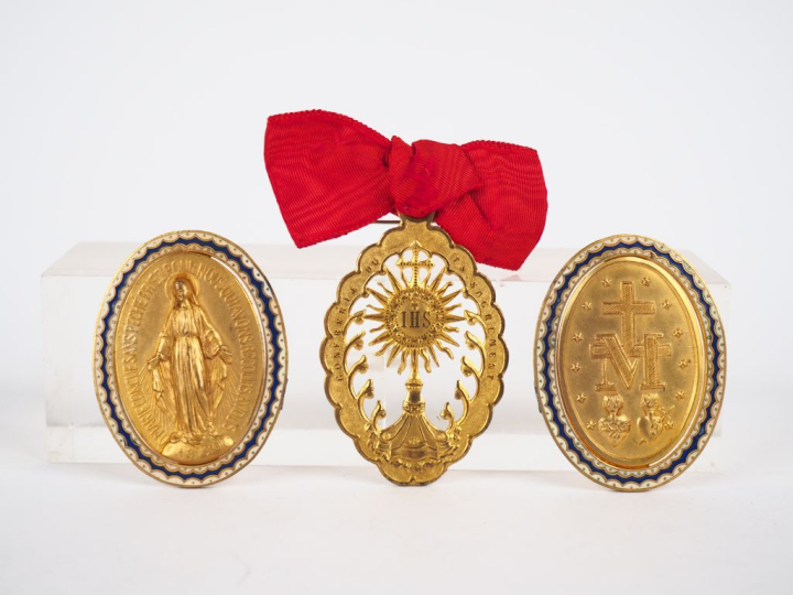 3 différentes médailles religieuses en métal doré et émail. Dim. 5 x 4