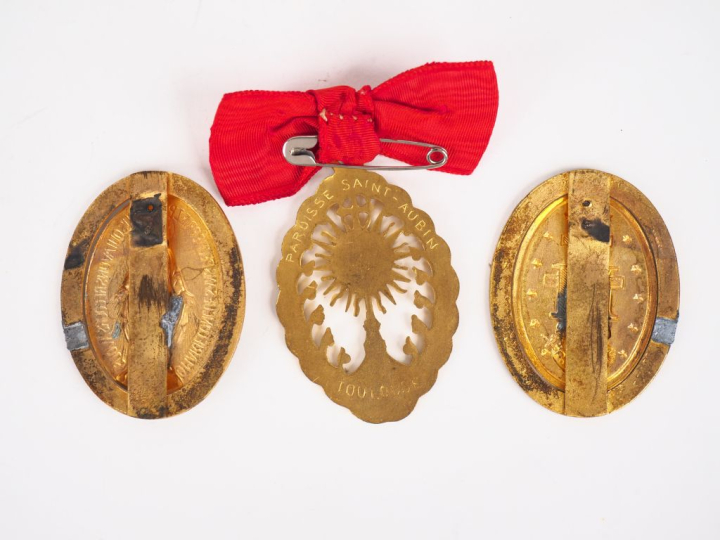 3 différentes médailles religieuses en métal doré et émail. Dim. 5 x 4