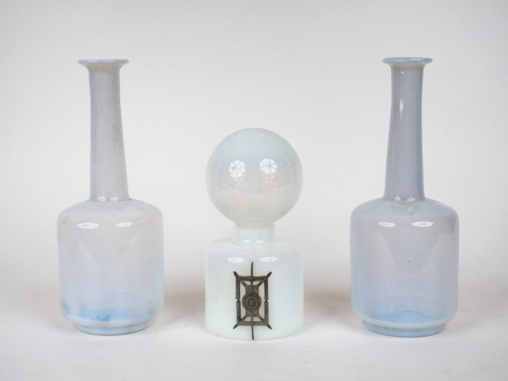 Ensemble de 3 flacons en opaline blanche, l'un à décor d'un motif Art 