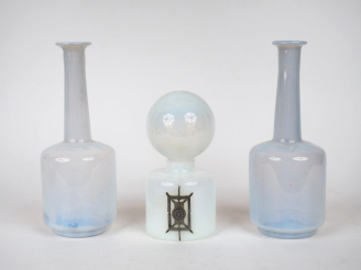 Vente aux enchères Ensemble de 3 flacons en opaline blanche, l'un à décor d'un motif Art 
