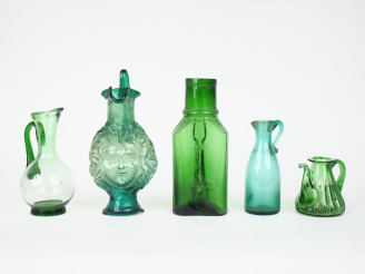 Vente aux enchères Ensemble en verre soufflé comprenant :  - 1 carafe - 1 bouteille - 3 v