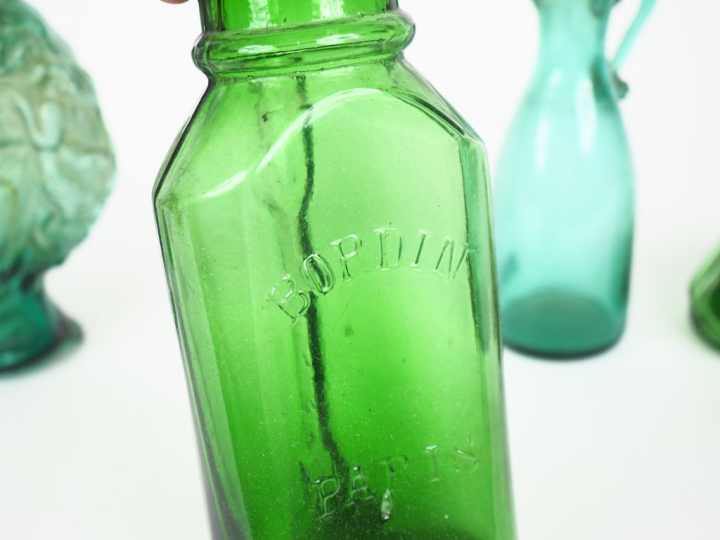 Ensemble en verre soufflé comprenant :  - 1 carafe - 1 bouteille - 3 v