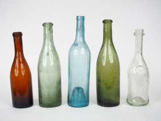 Vente aux enchères 5 différentes bouteilles en verre soufflé. H. de 25,5 à 30 cm.