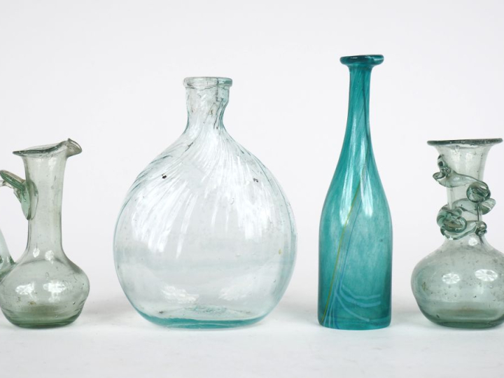 2 vases soliflores, une bouteille miniature, une verseuse miniature en