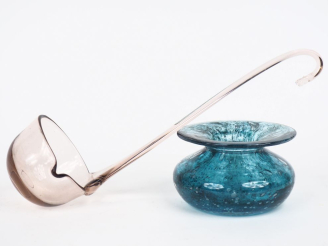 Vente aux enchères Crachoir en verre teinté et soufflé. Dim. 7 x 11 cm. On y joint un lou