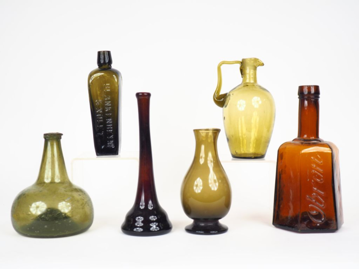 6 différentes bouteilles, carafes ou verseuses en verre souflé. H. de 