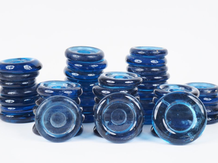 44 supports ou disques en verre soufflé teinté bleu. Diam. Environ 7 c